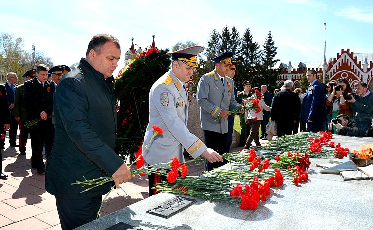 Александр Суворов принял участие в торжественной церемонии возложения цветов на площади Победы столицы Приамурья