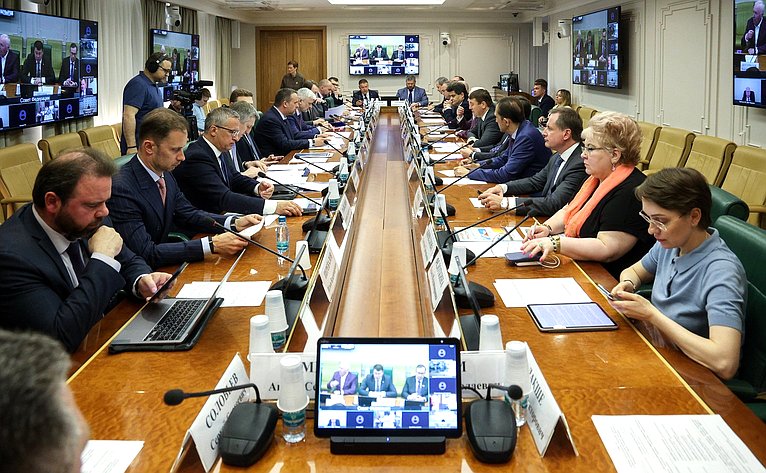 Заседание Совета по развитию транспортного комплекса в субъектах РФ при Совете Федерации