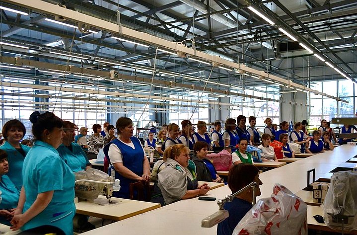 Руслан Смашнёв в ходе визита в Починковский район Смоленской области провел встречу с работницами местной швейной фабрики