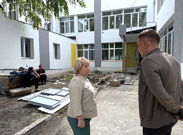 Айрат Гибатдинов в рамках контроля за реализацией национальных проектов посетил образовательные учреждения города, где ведутся капитальные ремонтные работы