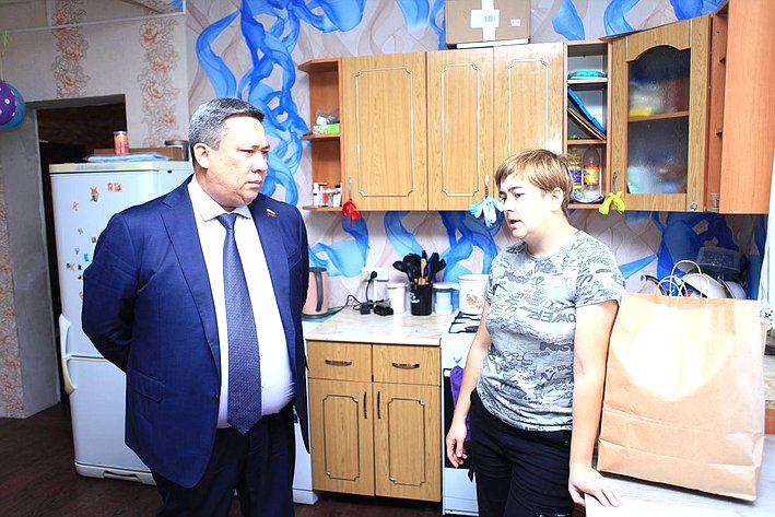 Владимир Полетаев в ходе рабочей поездки в регион посетил семьи погибших участников специальной военной операции