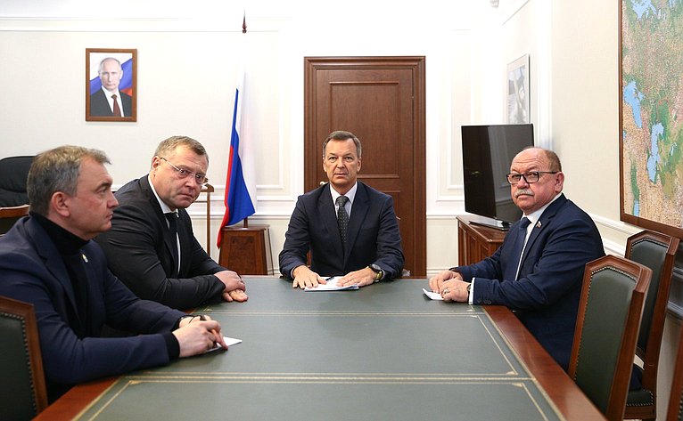 Первый вице-спикер Совета Федерации Андрей Яцкин провел рабочую встречу с губернатором Астраханской области Игорем Бабушкиным