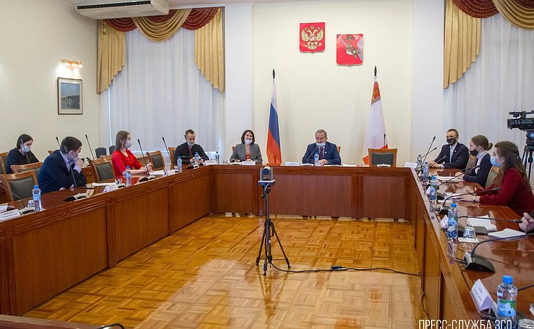 Заседание Дискуссионного клуба Молодежного парламента Вологодской области