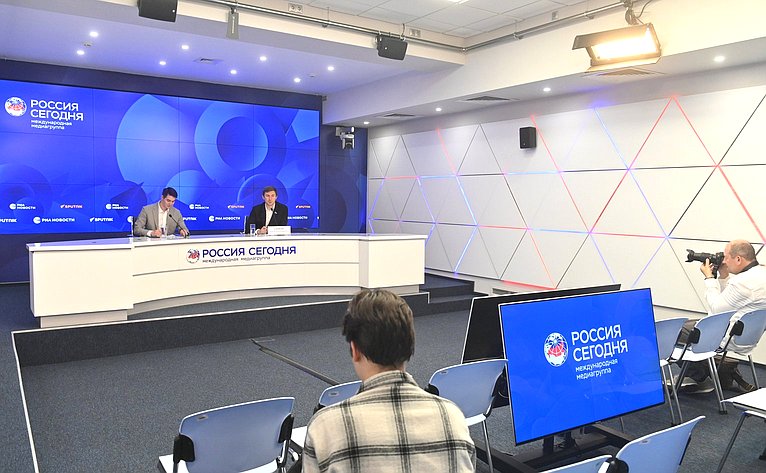 В Пресс-центре «Россия сегодня» состоялась пресс-конференция сенатора РФ, гроссмейстера Сергея Карякина, приуроченная к Международному дню шахмат