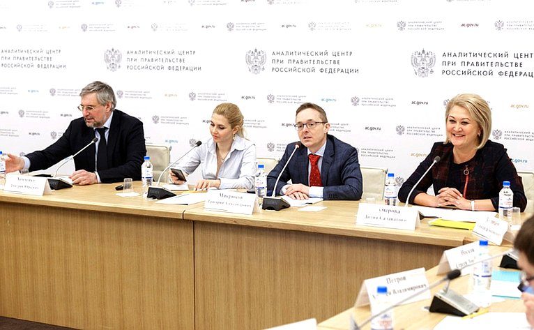 Заседание «круглого стола» на тему «Механизмы внебюджетного финансирования и опыт реализации энергоэффективных инвестиционных проектов в субъектах Российской Федерации»