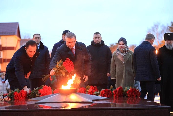 Андрей Хапочкин принял участие в открытии в регионе мемориала в честь воинов СВО