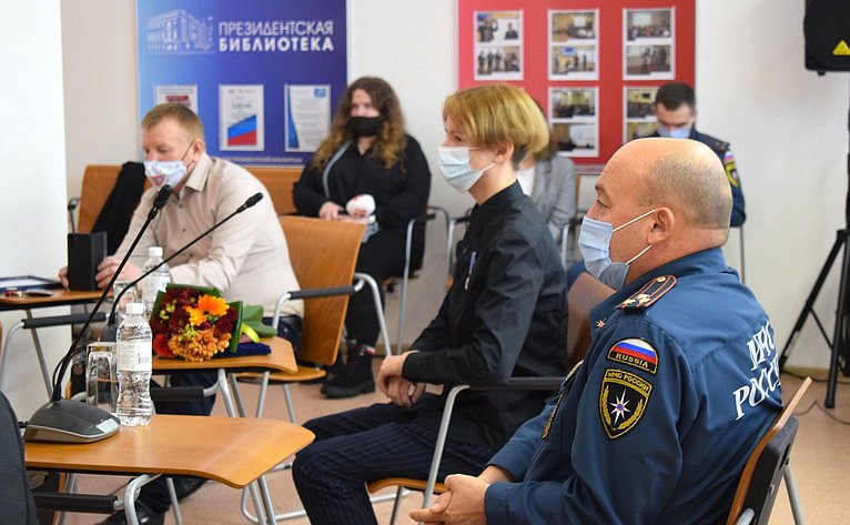 Эдуард Исаков провел встречу с активистами и представителями молодежных общественных организаций г. Нефтеюганска