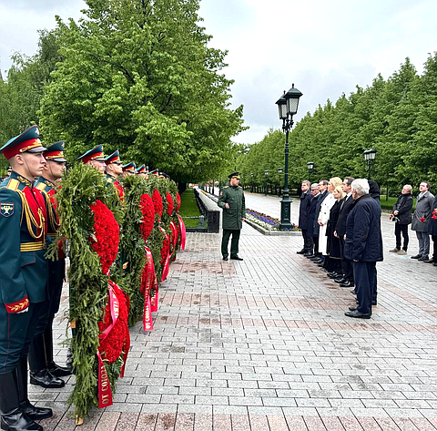 Лилия Гумерова приняла участие в церемонии возложения венков к Могиле Неизвестного Солдата от имени Союза театральных деятелей (СТД) РФ по случаю 80-й годовщины Великой Победы