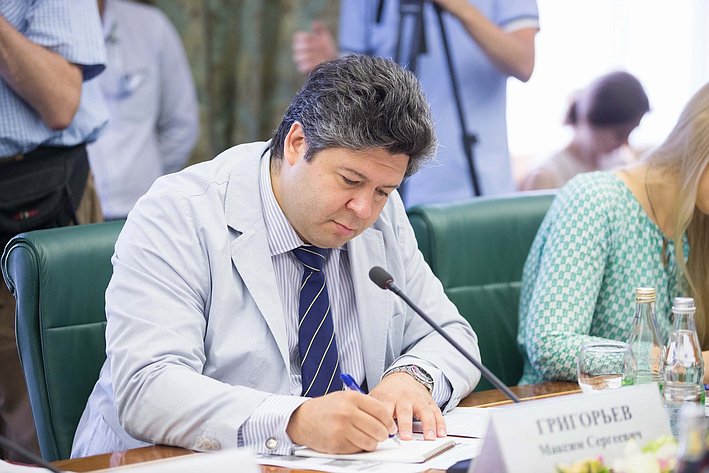 В Совете Федерации состоялось заседание Комитета общественной поддержки жителей Юго-Востока Украины-11 Максим Григорьев
