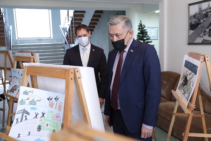 Юрий Валяев осмотрел экспозицию региональный этап конкурса детского рисунка, посвященного «Дороге жизни»