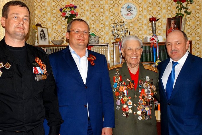 И. Мартынов поздравил ветерана-Симонова с 70-летием Великой Победы