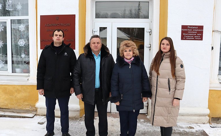 Нина Куликовских в рамках работы в регионе посетила муниципальное образование «Монастырщинский район»