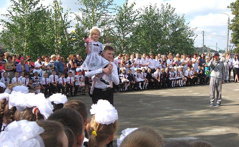 А. Кондратенко поздравил школьников Краснодарского края с началом нового учебного года