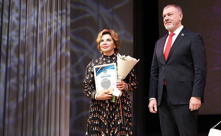 Сергей Горняков вручил награды победительницам регионального конкурса «Женщина года» в Волгограде
