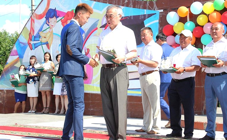 Б. Жамсуев поздравил выпускников Забайкальского края