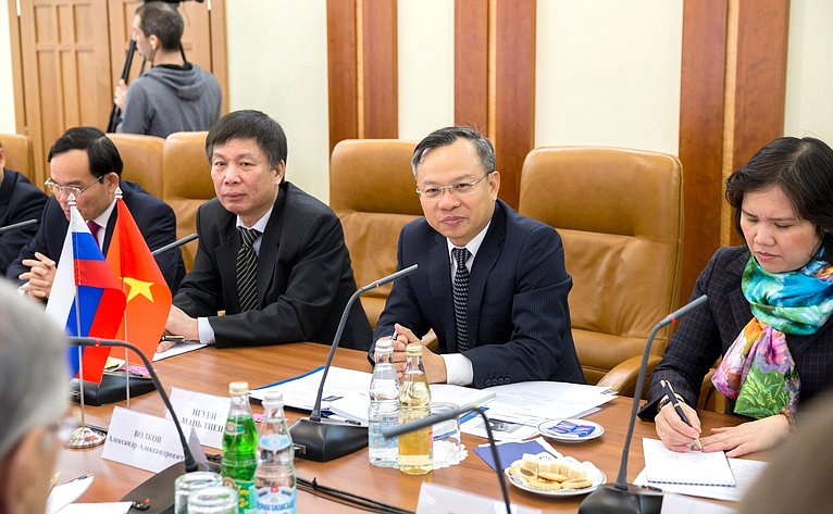Встреча членов СФ с заместителем председателя Комиссии по иностранным делам Национального собрания Социалистической Республики Вьетнам Нгуен Мань Тиеном