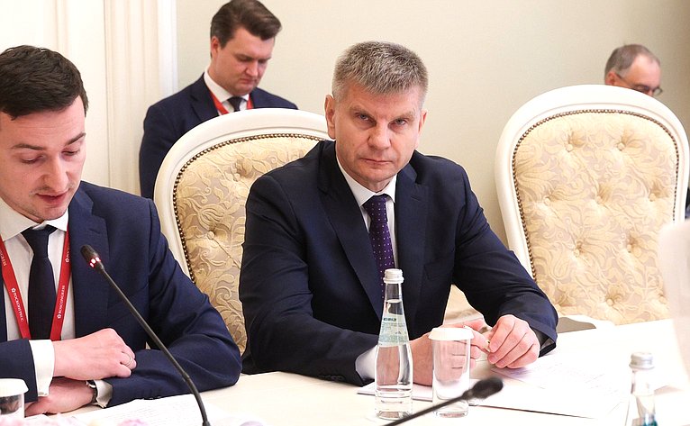 Геннадий Голов