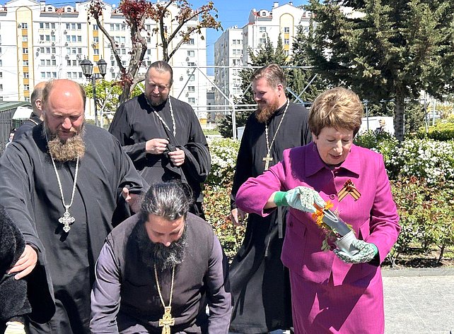 Екатерина Алтабаева высадила на аллеях Троицкого сквера в городе Севастополе цветущую Георгиевскую ленту