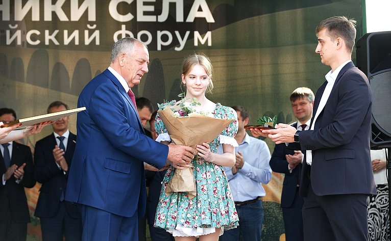 На Тверской площади в Москве в рамках мероприятий Второго форума тружеников села состоялось торжественное награждение победителей четвертого Национального органического конкурса