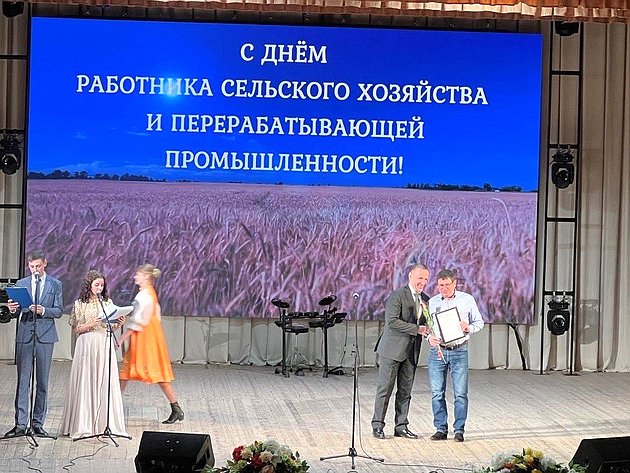 Олег Алексеев принял участие в торжественном мероприятии, в ходе которого чествовали работников агропромышленного комплекса Энгельсского района