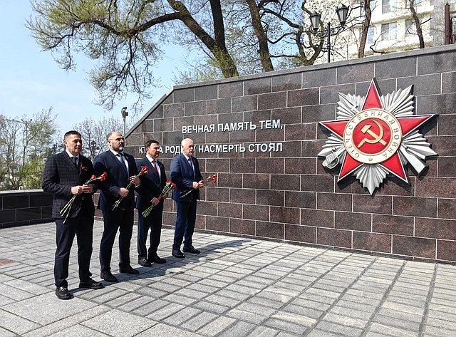 Александр Ролик встретился с ветеранами Великой Отечественной войны и принял участие в возложении венков к Вечному огню мемориала «Боевая слава Тихоокеанского флота»