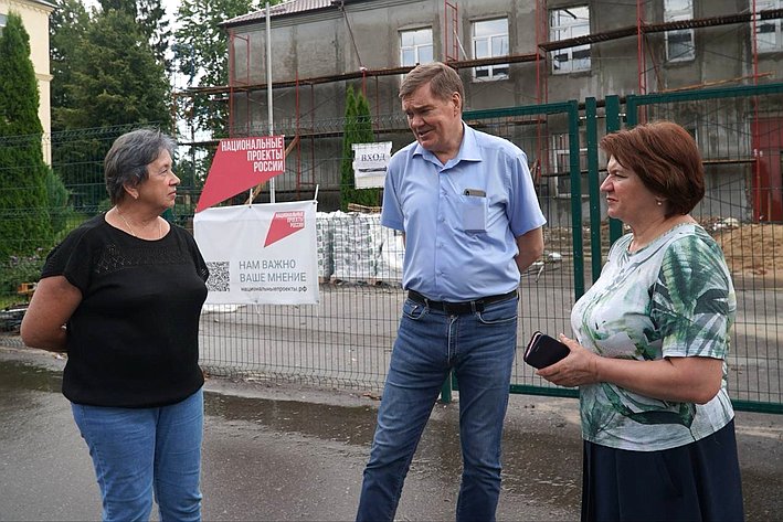 Александр Савин в рамках поездки в регион посетил город Сухиничи. Сенатор осмотрел ход капитального ремонта в Середейской школе и детском саду №162