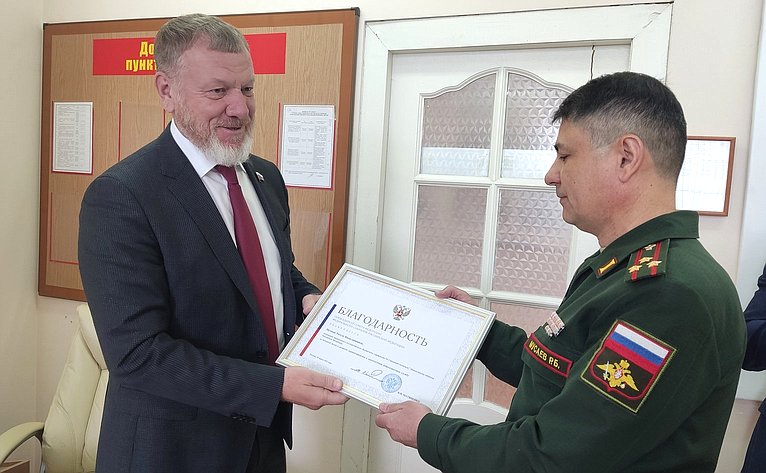 Сергей Горняков вручил Благодарность Председателя Совета Федерации начальнику ФГКУ «413 Военный госпиталь» Минобороны России (г. Волгоград) Расулу Мусаеву