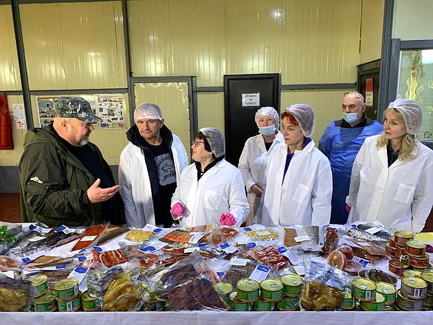 Людмила Талабаева посетила рыбохозяйственные предприятия, расположенные в Охотском районе Хабаровского края