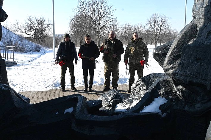 Айрат Гибатдинов возложил цветы к мемориалу «Непокорённые» в городе Краснодон Луганской Народной Республики