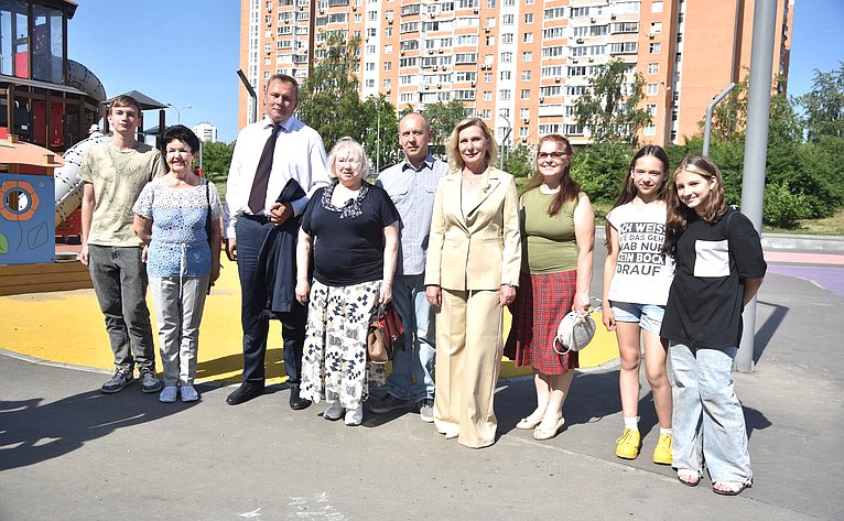 Инна Святенко совместно с депутатом Государственной Думы Петром Толстым встретились с жителями на прудах-регуляторах после завершения благоустроительных работ