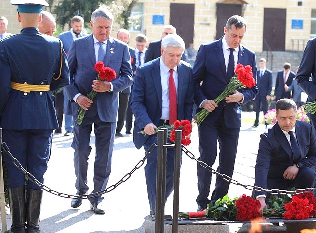 Парламентарии возложили венок и цветы к мемориалу «Могила Неизвестного солдата» и почтили память защитников Родины минутой молчания