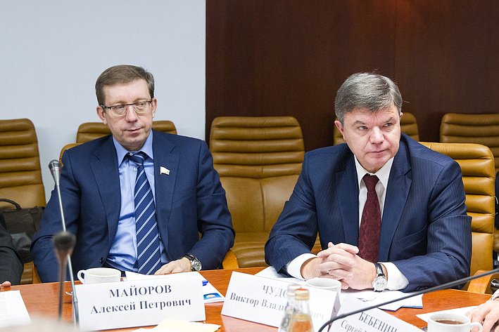 А. Майоров и В. Чудов Заседание Комиссии Совета законодателей по вопросам экономической и промышленной политики