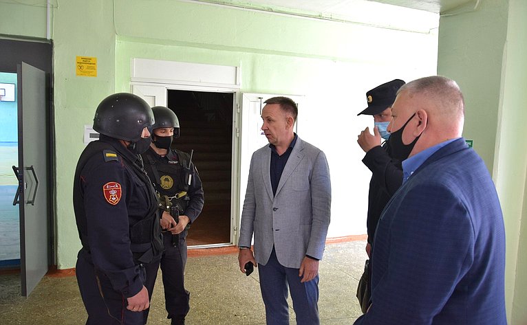 Олег Алексеев проинспектировал школы Саратовской области на предмет обеспечения безопасности