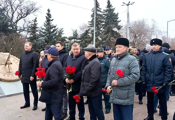 Сергей Рябухин принял участие в торжественном возложении цветов к мемориалу «Вечный огонь», посвященном Дню памяти неизвестного солдата в городе Ульяновске