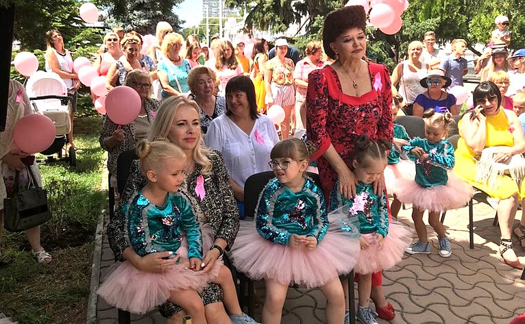 В детской здравнице Евпатории был дан старт акции «Розовая ленточка» в рамках проекта «Сохраним жизнь Маме!»