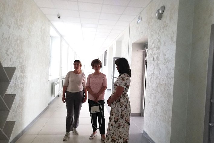 Татьяна Гигель в ходе рабочей командировки по региону познакомилась с ходом капитального ремонта в Кызыл-Озекской общеобразовательной школе Майминского района