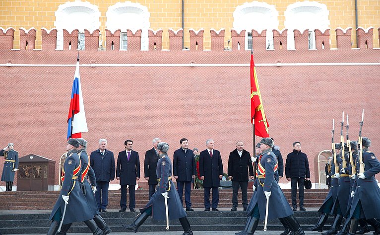 Участие сенаторов РФ в возложении венков и цветов к могиле Неизвестного солдата