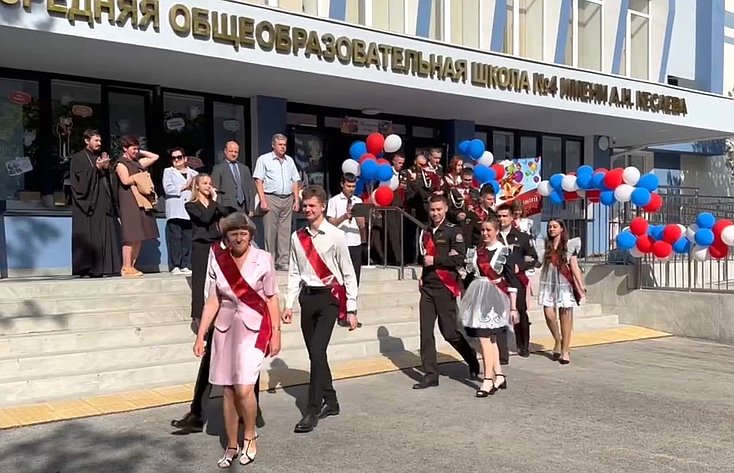Лариса Мельник, поздравила севастопольских выпускников с последним звонком