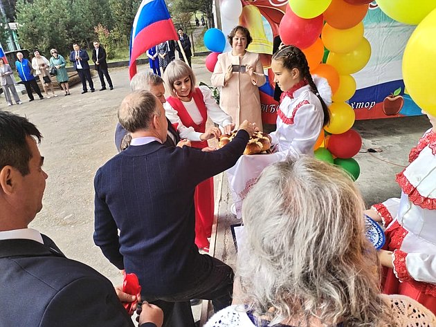 Сергей Михайлов принял участие в торжественном открытии школы после капитального ремонта в селе Тохтор Акшинского округа