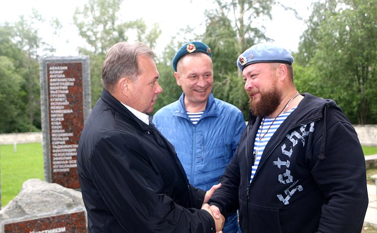 Виктор Павленко поздравил десантников с Днем Воздушно-десантных войск