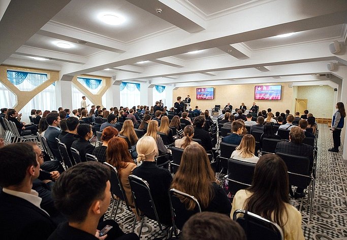 Андрей Денисов выступил перед студентами вузов Саратовской области