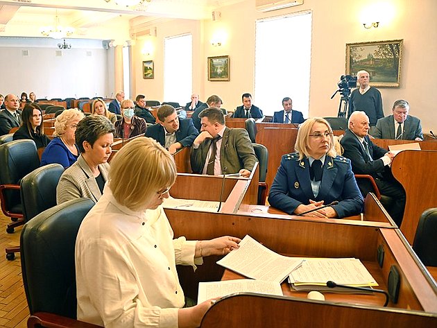 Ирина Кожанова приняла участие в заседании комитета Смоленской областной Думы по социальной политике