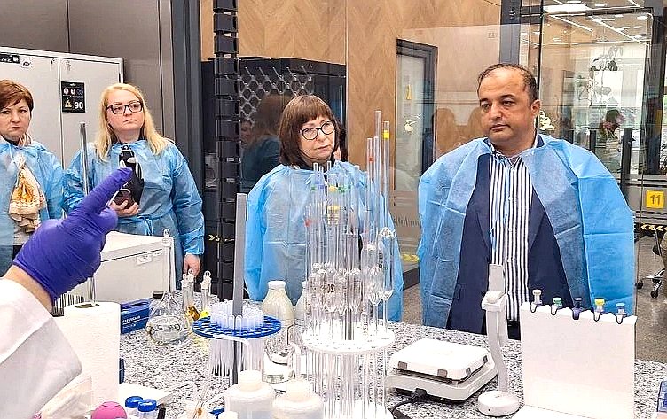 Наталья Котова посетила испытательную лабораторию «Стандарт Диалог»