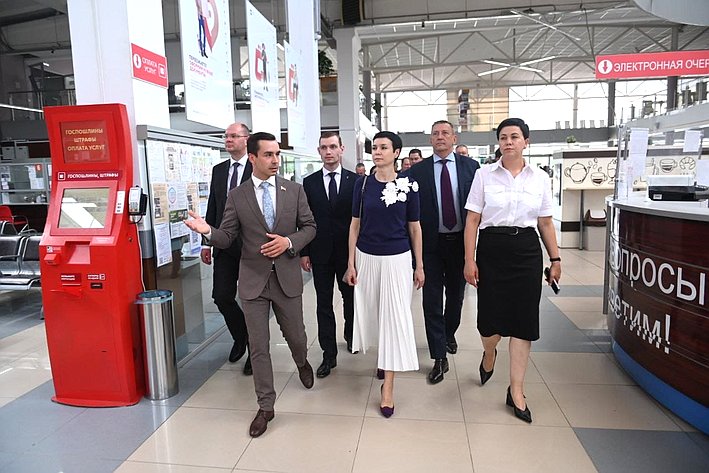 Ирина Рукавишникова посетила в городе Шахты многофункциональный центр