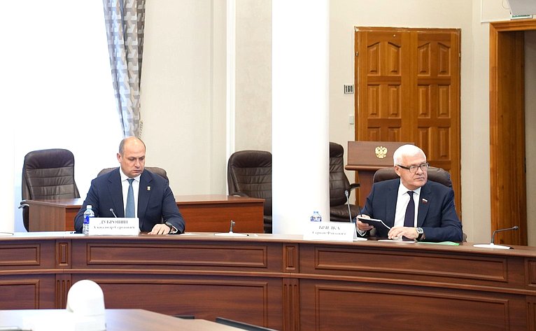 Сенаторы приняли участие в совещании по строительству школы в г. Братске