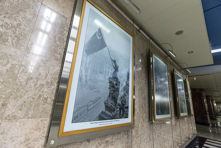 Фотовыставка в московском метро, посвященная 70-летию Победы в Великой Отечественной войне