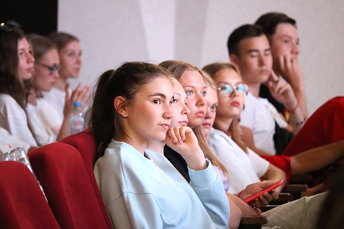Ирина Кожанова провела встречу с участниками проекта «Движение Первых»
