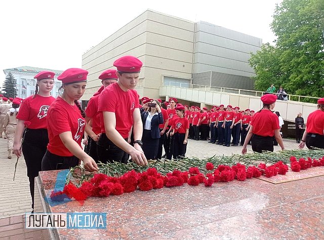 Ольга Бас приняла участие в церемонии приема детей в ряды «Юнармии» в ЛНР
