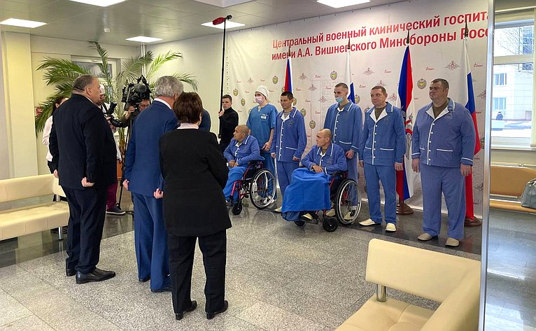 Сенаторы посетили военный госпиталь и вручили награды участникам СВО