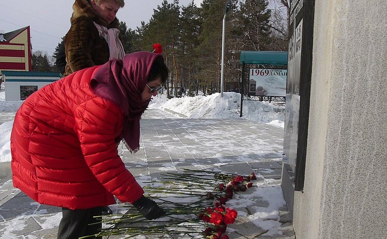 Людмила Талабаева возложила цветы к памятнику героям-пограничникам в Парке Героев Даманских событий